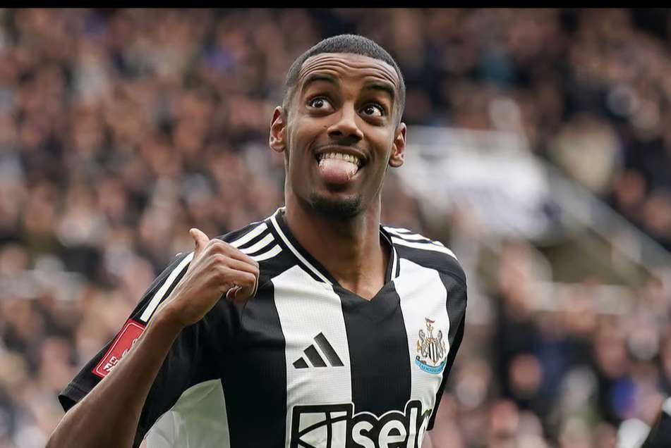 1.4亿豪赌！纽卡疯狂引援背后藏玄机，利物浦偷乐：伊萨克离队倒计时？